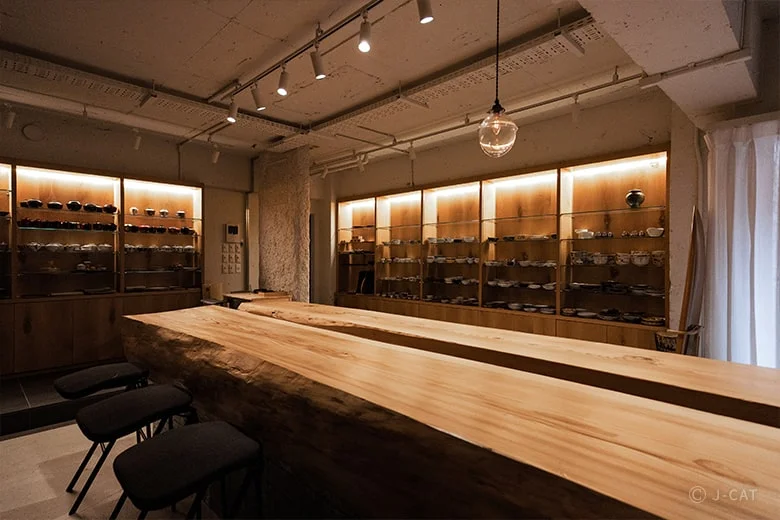 Big wooden table used for Kintsugi workshops at Utsuwa Omusubi HANARE